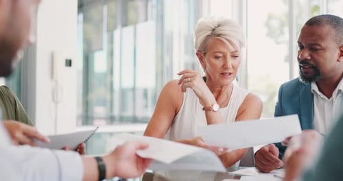 Gens d'affaires, documents et réunions dans le domaine de la stratégie marketing, de la publicité