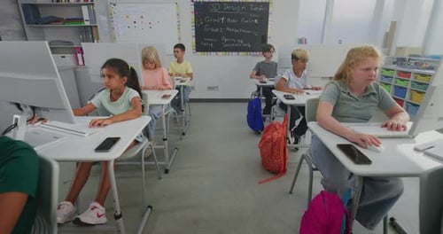 Meninos e meninas inteligentes usando computadores aprendendo codificação durante a aula de programação digital