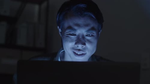 Mann versucht nachts ein Computersystem zu hacken
