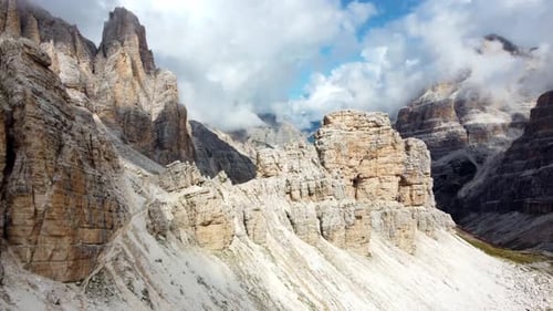 Survol par drone d'une crête montagneuse révélant le paysage de haute montagne du sud de Punta Fanes, dans les Dolomites
