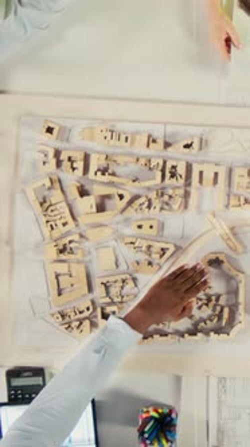 Bauherren und Architekten planen Wohnungsbau und Wohnbebauung im Rahmen einer Immobilienplanung