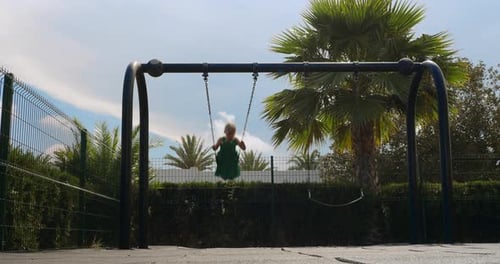 Ensemble de balançoires pour enfants qui se balancent sur le terrain