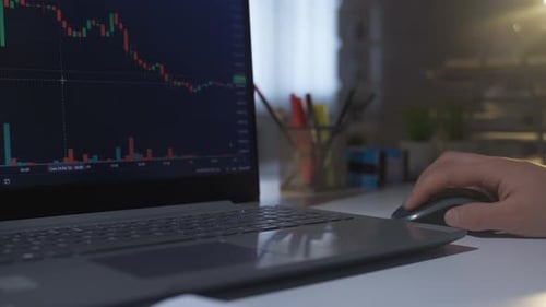 Effectuer une analyse boursière à partir d'un ordinateur portable Parcourez les graphiques.