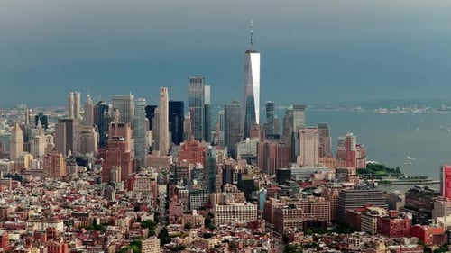 Vue aérienne des gratte-ciel emblématiques de New York et du fleuve Hudson en fin d'après-midi | Feat One World