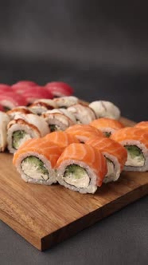 Satz Sushi-Rollen auf einem Holzbrett