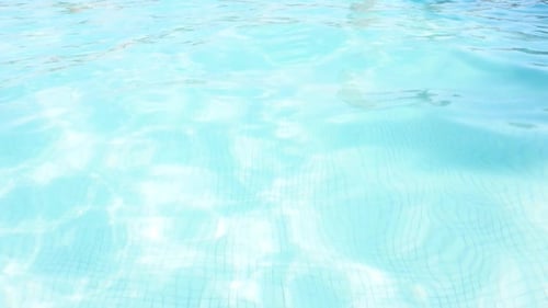 Schwimmbadwasser in Zeitlupe