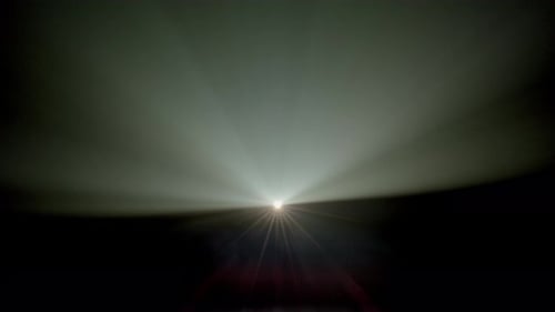Licht eines Projektors, das durch die Dunkelheit dringt