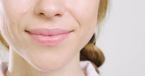 Portrait of a beautiful female doctor smiling showing a perfect smile, on professional clinic. Con