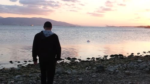 Silhouette eines Mannes am Strand