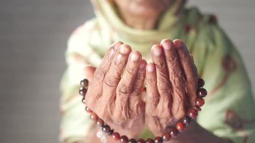 Nahaufnahme von älteren Frauen, die im Ramadan von Hand beten