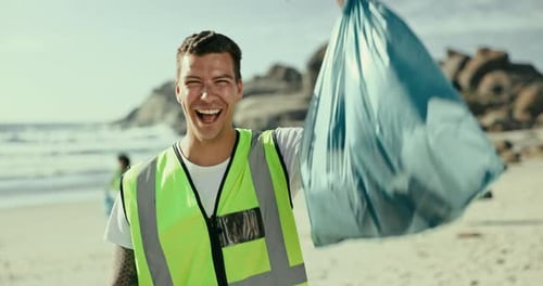 Retrato, playa y hombre con una bolsa de basura, cambio climático y sonrisa con colección de plástico