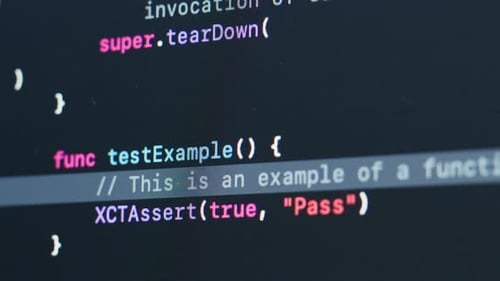 Codieren von UX-UI-Skripttext auf dem Bildschirm HTML5 im Editor für die Website-Entwicklung, Nahaufnahmemakro von