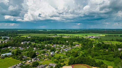 Paysage nuageux au-dessus d'un village - Hyperlapse d'un drone