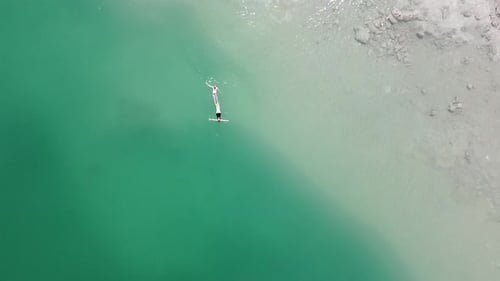 Les gens profitent et nagent dans les eaux de la mer Morte en Israël