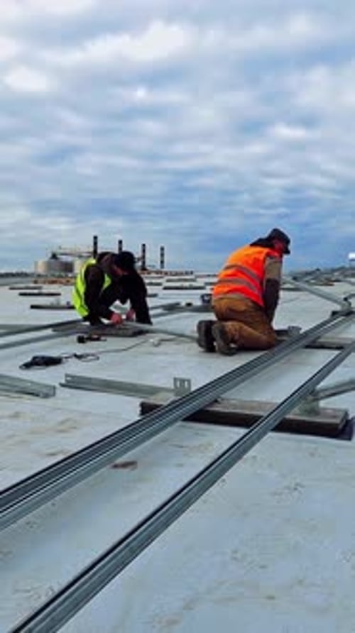 Installation eines innovativen Solarparks unter blauem Himmel. Metallbasis für Sonnenkollektoren auf dem Dach.