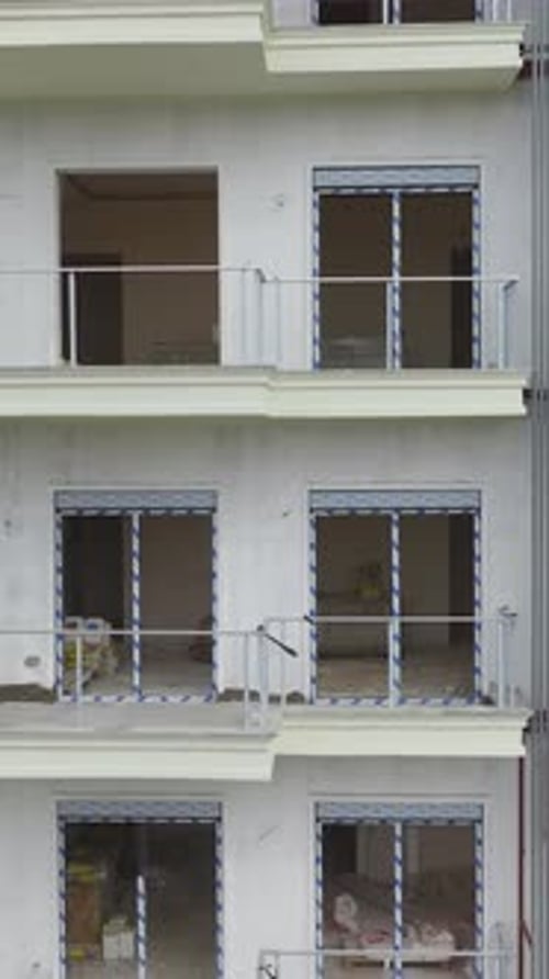 Los constructores de vídeo verticales y el equipo pesado trabajan juntos en la fase de cimentación de una nueva estructura
