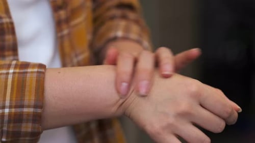 Unerkennbare Frau juckt und bewegt ängstlich ihre Hände