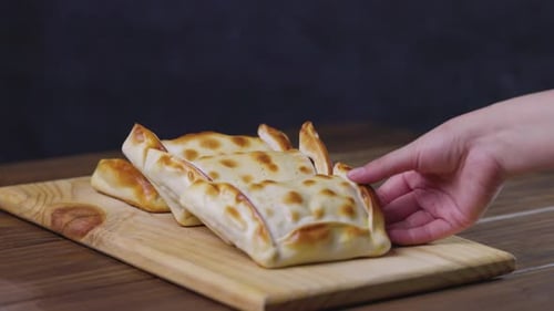 Variété d'
empanadas chiliennes. Contexte culinaire du Chili. Ingrédients frais sur bois. Focus sélectif. Fiesta