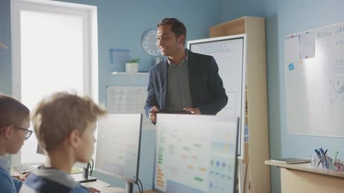 Schulklasse: Porträt des begeisterten und motivierten Lehrers mit digitalem Tablet-Computer, Exp