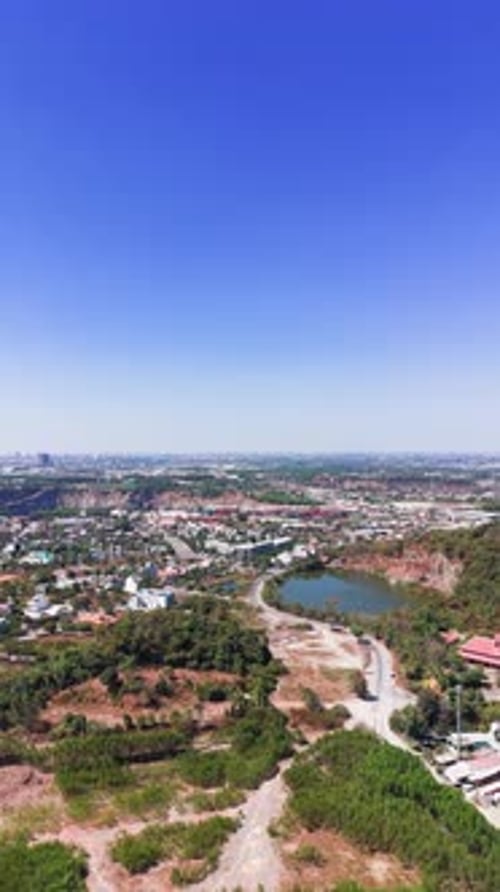 Vue sur le paysage de la ville avec des collines verdoyantes et un plan d'eau par temps clair dans l'après-midi depuis un