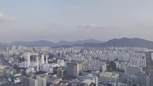 Vista aérea do brilho do pôr do sol sobre a paisagem urbana de Pyeongchon e Beomgye