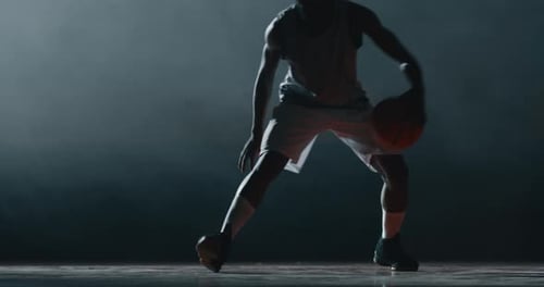 Filmmusik Zeitlupenaufnahme eines jungen afrikanischen Profispielers, der Basketball trainiert