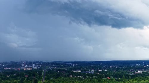 Niederschlag, Sturmwolken, Zeitraffer über der ländlichen lettischen Stadt