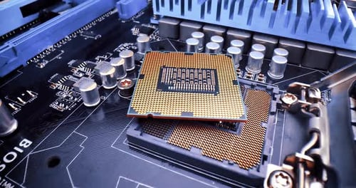 Plan rapproché de la puce CPU du processeur central de l'ordinateur. Concept de technologie informatique moderne.