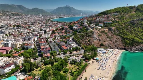 Wunderschönes Panorama der Stadt am Mittelmeer Luftaufnahme 4 K