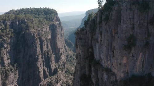 Drohnenclip, der einen seitwärts schwenkbaren Canyon-Fluss enthüllt