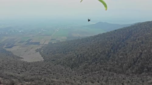 Schweben Sie mit einem aufregenden Gleitschirmflug über die majestätischen Berge.