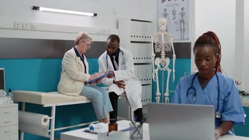 Ältere Patienten unterschreiben Checkup-Formular bei Arzttermin