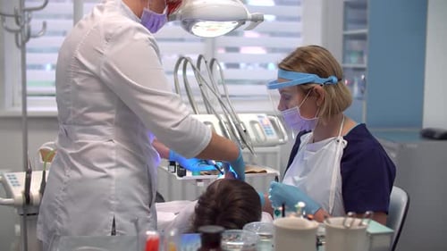 Dentista no trabalho trata adolescente
