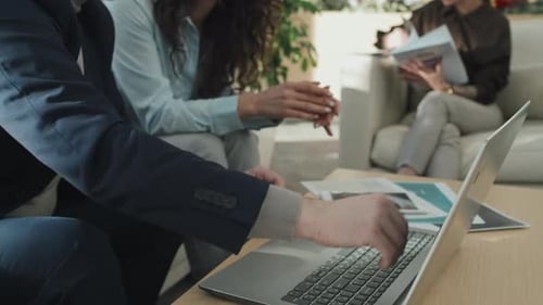 Collègues travaillant sur un ordinateur portable au bureau