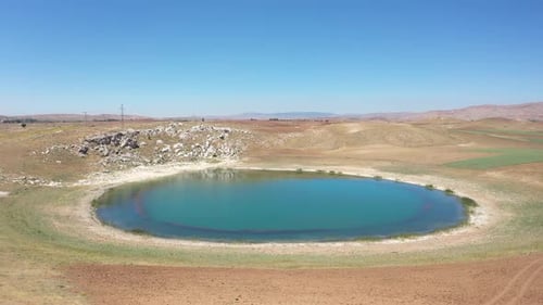Vue aérienne du petit lac sur le terrain