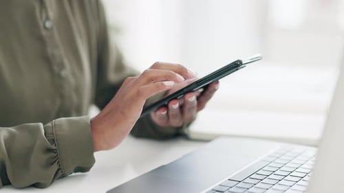 Mains, personne et femme avec smartphone, dactylographie ou informations sur le site Web avec connexion