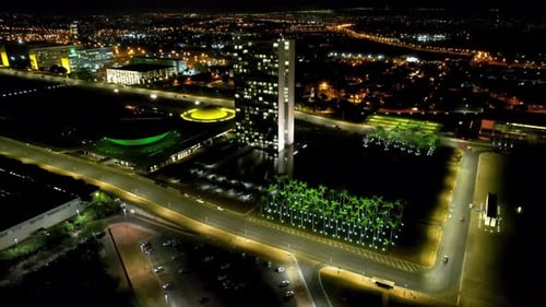 Paisaje nocturno del centro de Brasilia, Brasil. Paisaje urbano de plaza y avenida iluminadas en el centro de la ciudad