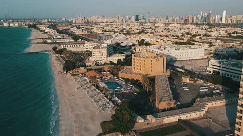 Vídeo aéreo sobre a cidade de Sajara e a bandeira do país