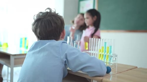 Teacher and students, Learn and experiment with science in a school science classroom.