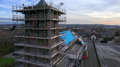 Torre del campanario de la iglesia, andamios, vista aérea del techo descendente, marco de reconstrucción