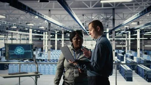 Сотрудники центра обработки данных проводят мозговой штурм, отслеживая процессы глубокого обучения