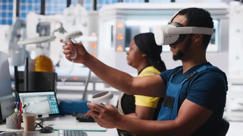 Technicien afro-américain dans une usine de panneaux solaires utilisant des lunettes VR