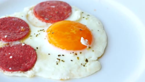 Spiegelei gemischt mit Wurst auf einem Teller