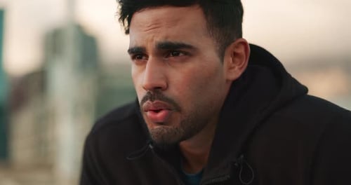 Fitness, Atmung und müder Mann in der Stadt zum Training, zur Leistung oder zum Laufen