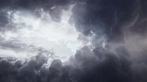 Vista 4K de nubes oscuras de Cumulonimbus en el cielo oscuro