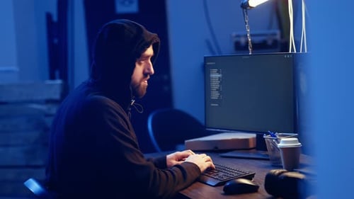 Hacker usa computador para atacar conexões vulneráveis não corrigidas