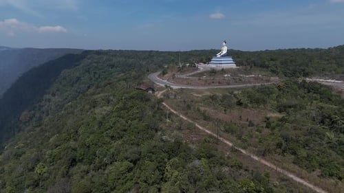 2Imagens de drone acima e do antigo palácio do Rei em ruínas no topo de um penhasco da montanha Bokor,