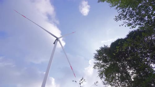 Die Windkraftanlage dreht sich.