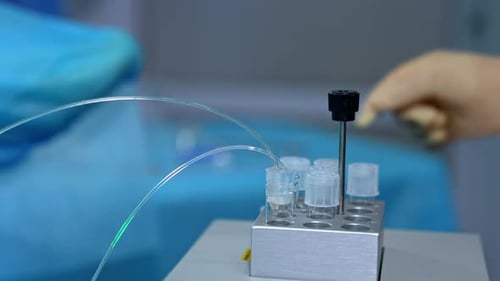 Du liquide s'écoule à travers les tubes dans le tube à essai.