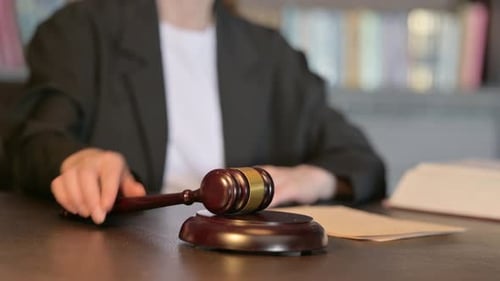 Primer plano del juez golpeando el mazo para anunciar la sentencia
